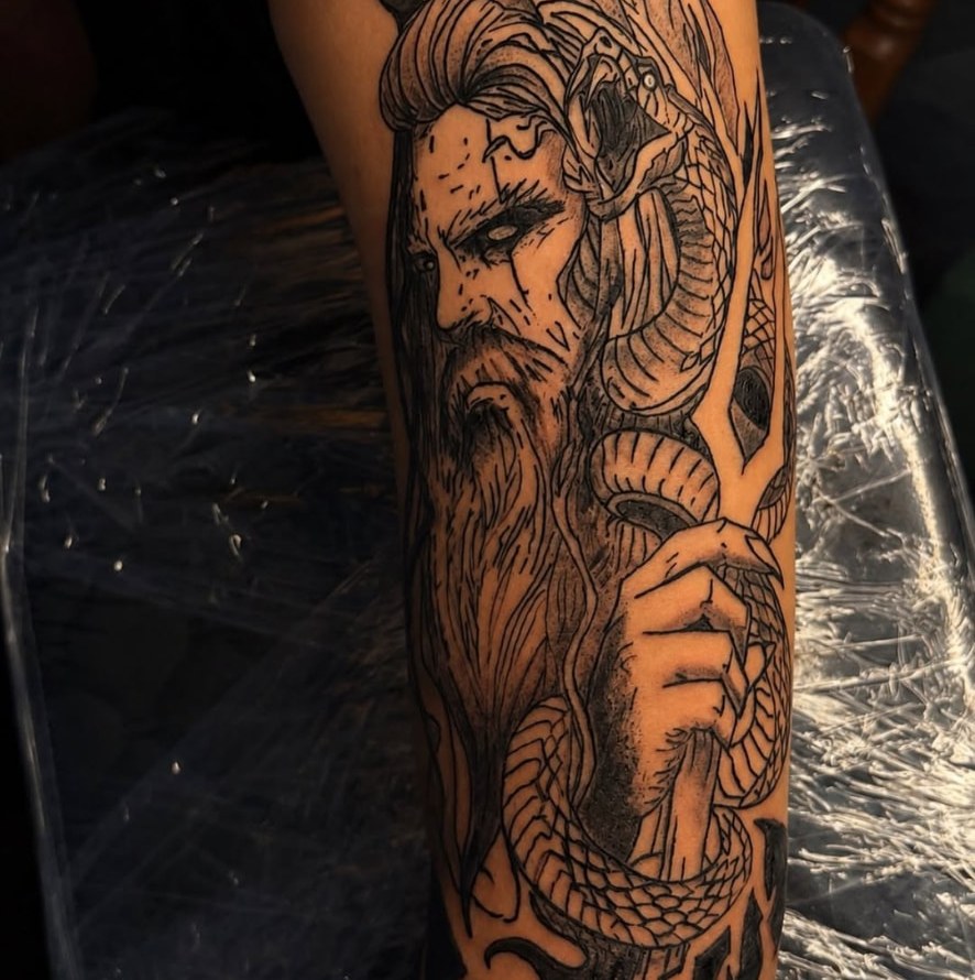 Tatuagem blackwork de Hades com serpente na panturrilha