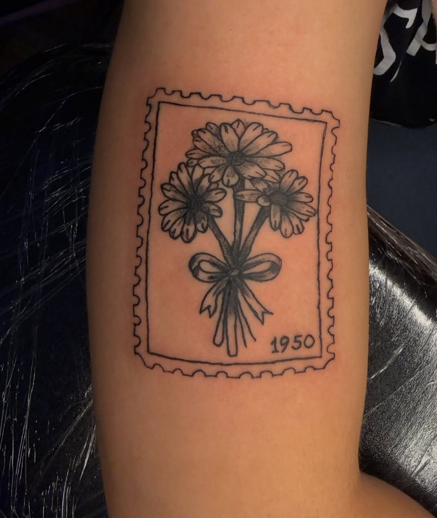 Tatuagem fineline de selo postal com flores